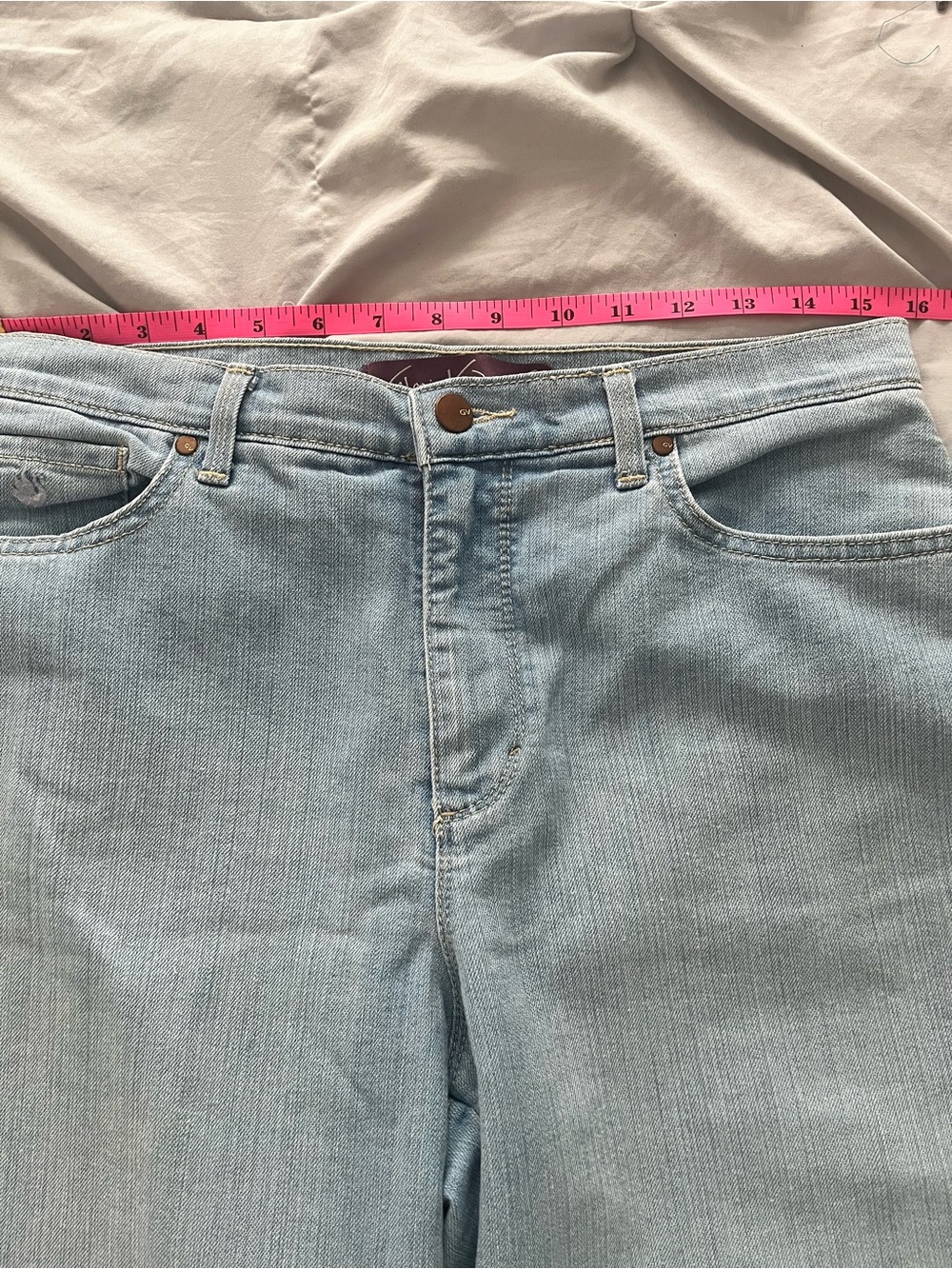 Women's Gloria Vanderbilt Amanda Skimmer Light Wash Capris - Picture 9 of 11